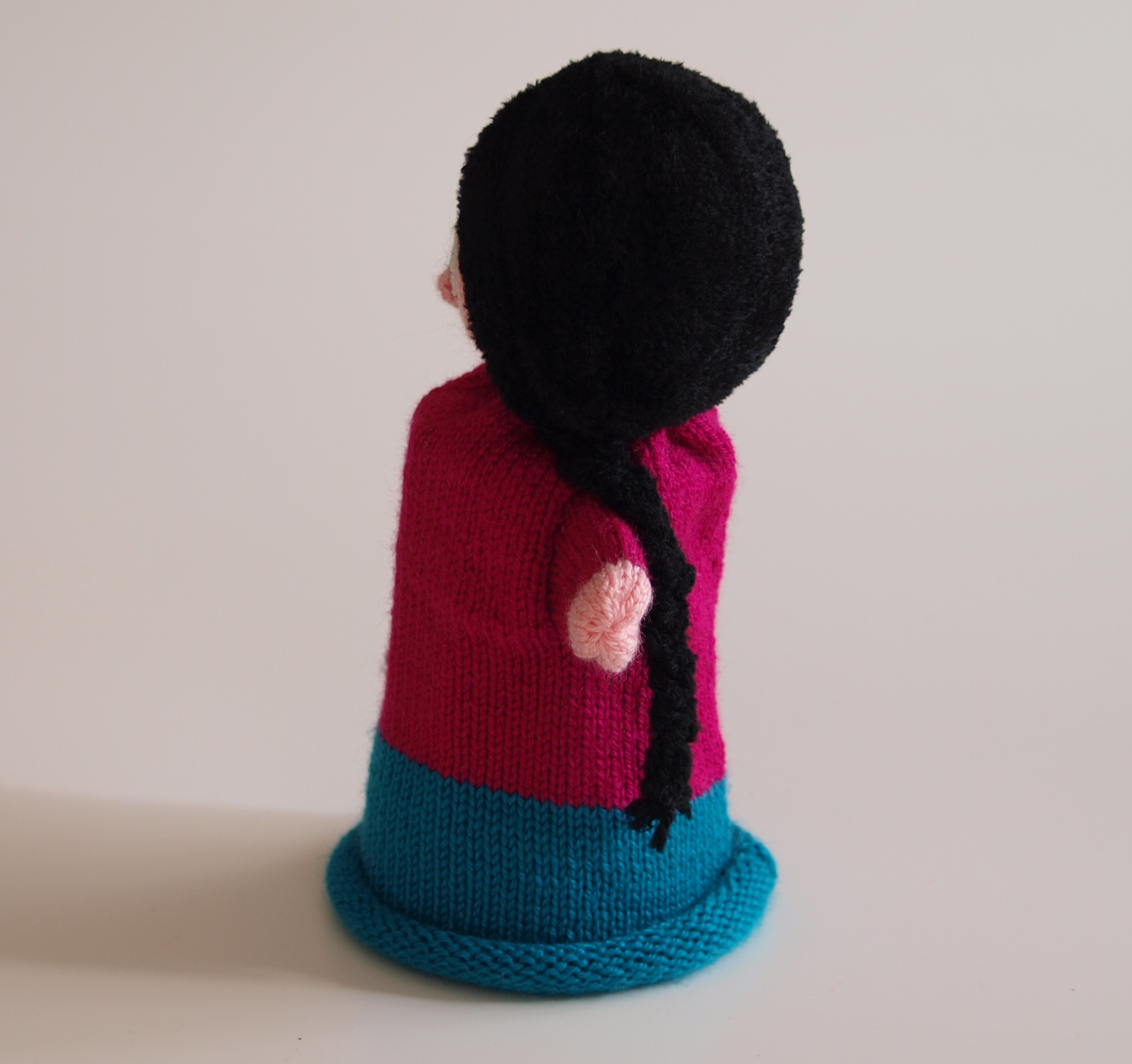 Handspielfigur Gretel von links