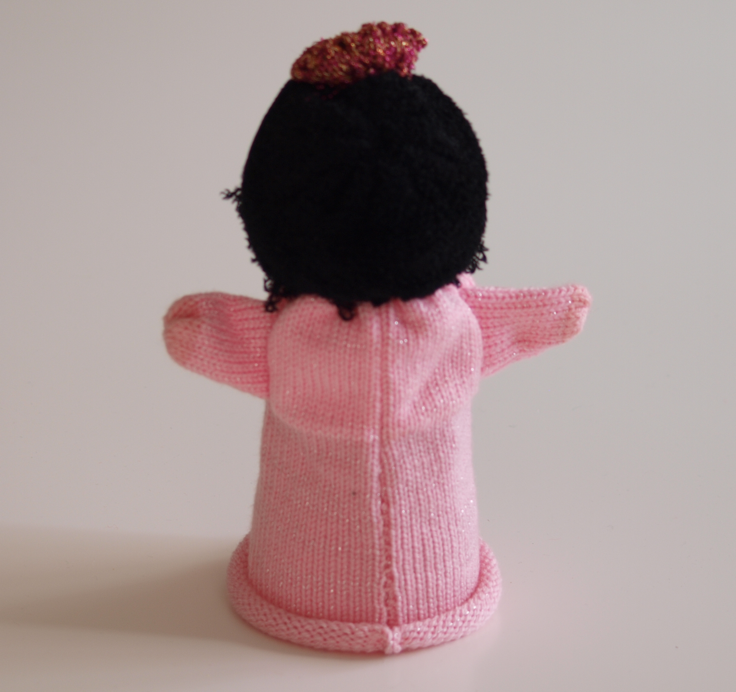 Handspielfigur Prinzessin mit dunklen Haaren von hinten