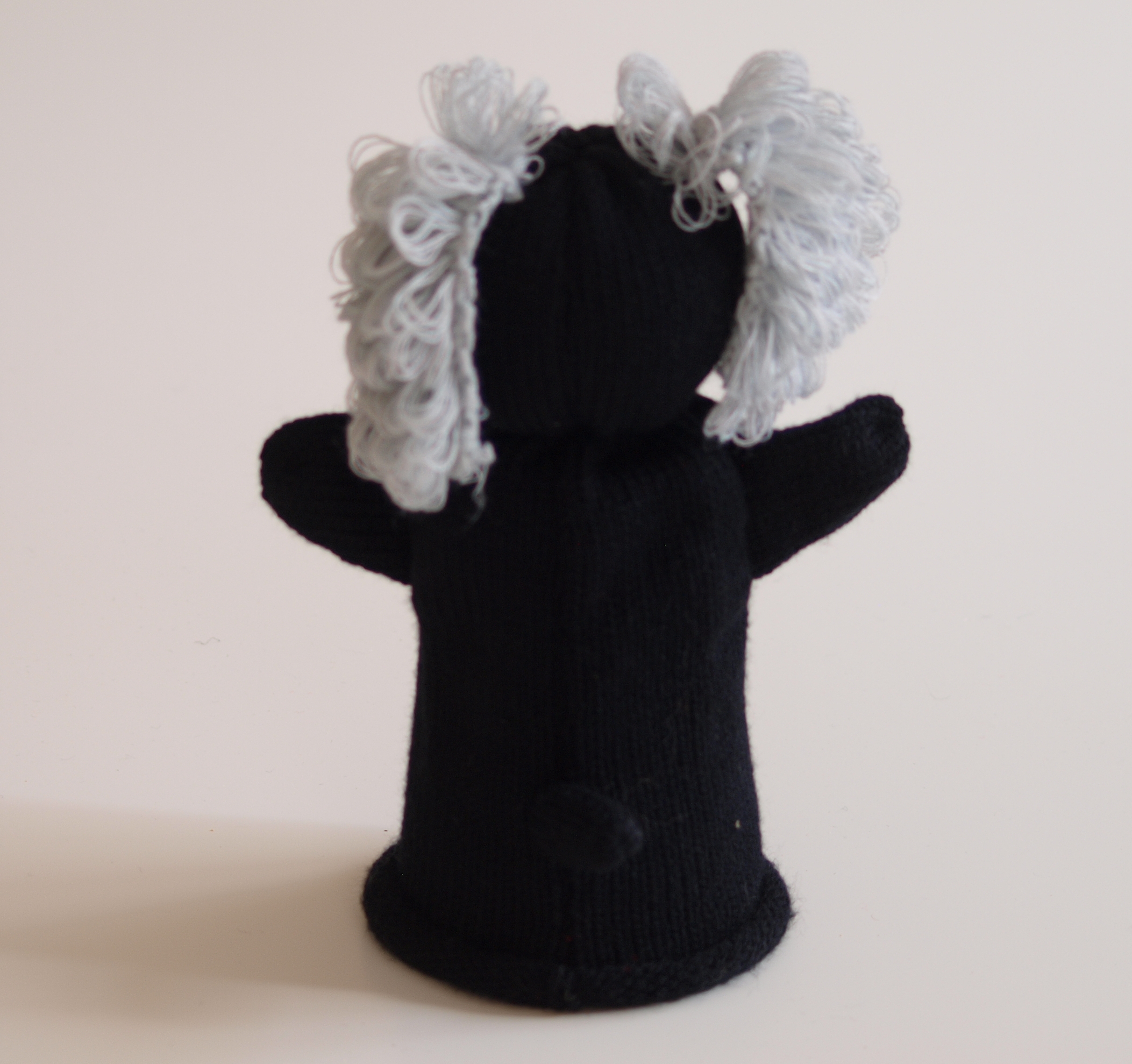 Handspielfigur Pudel mit hellen Ohren von hinten