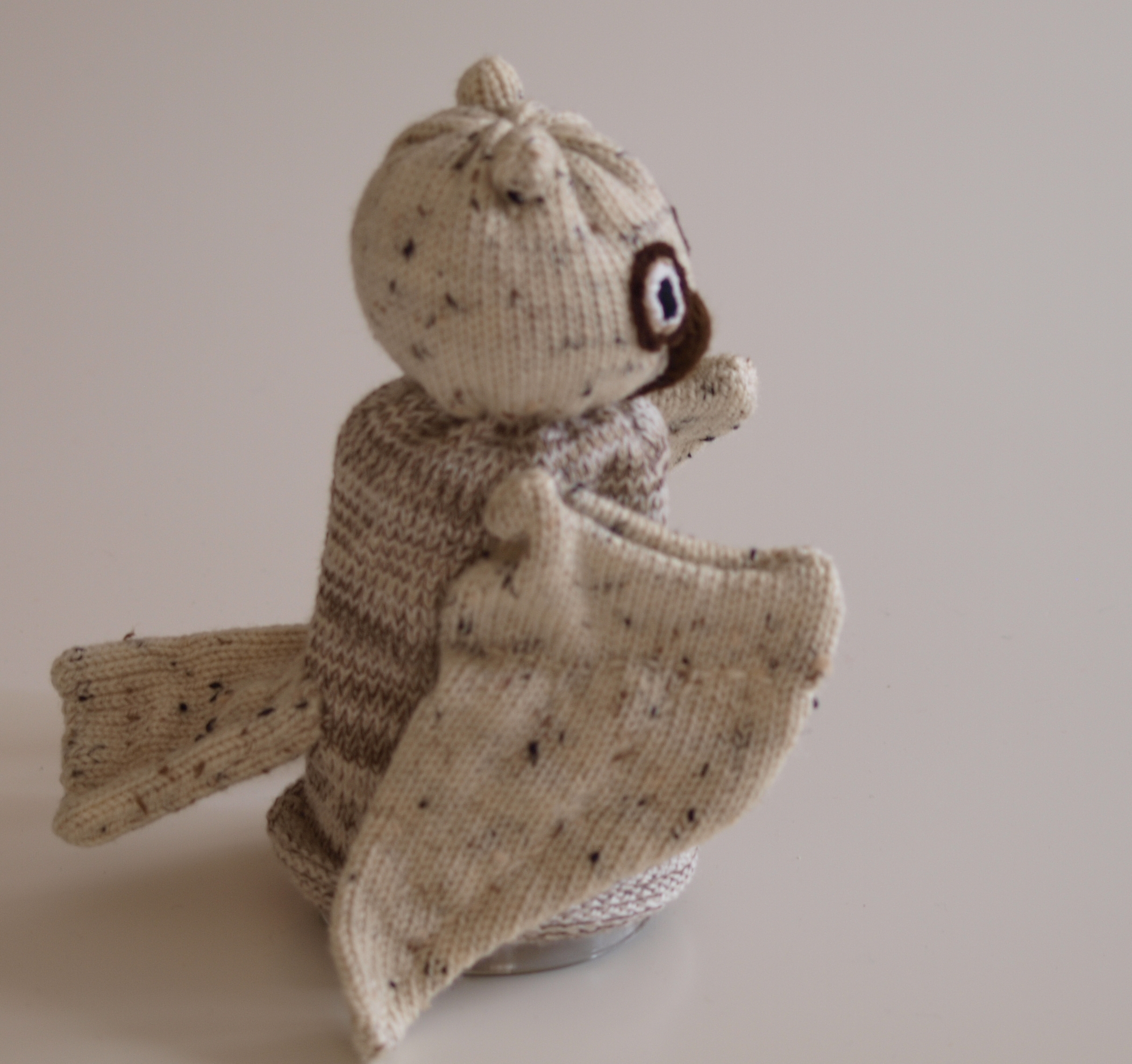 Handspielfigur Uhu von rechts