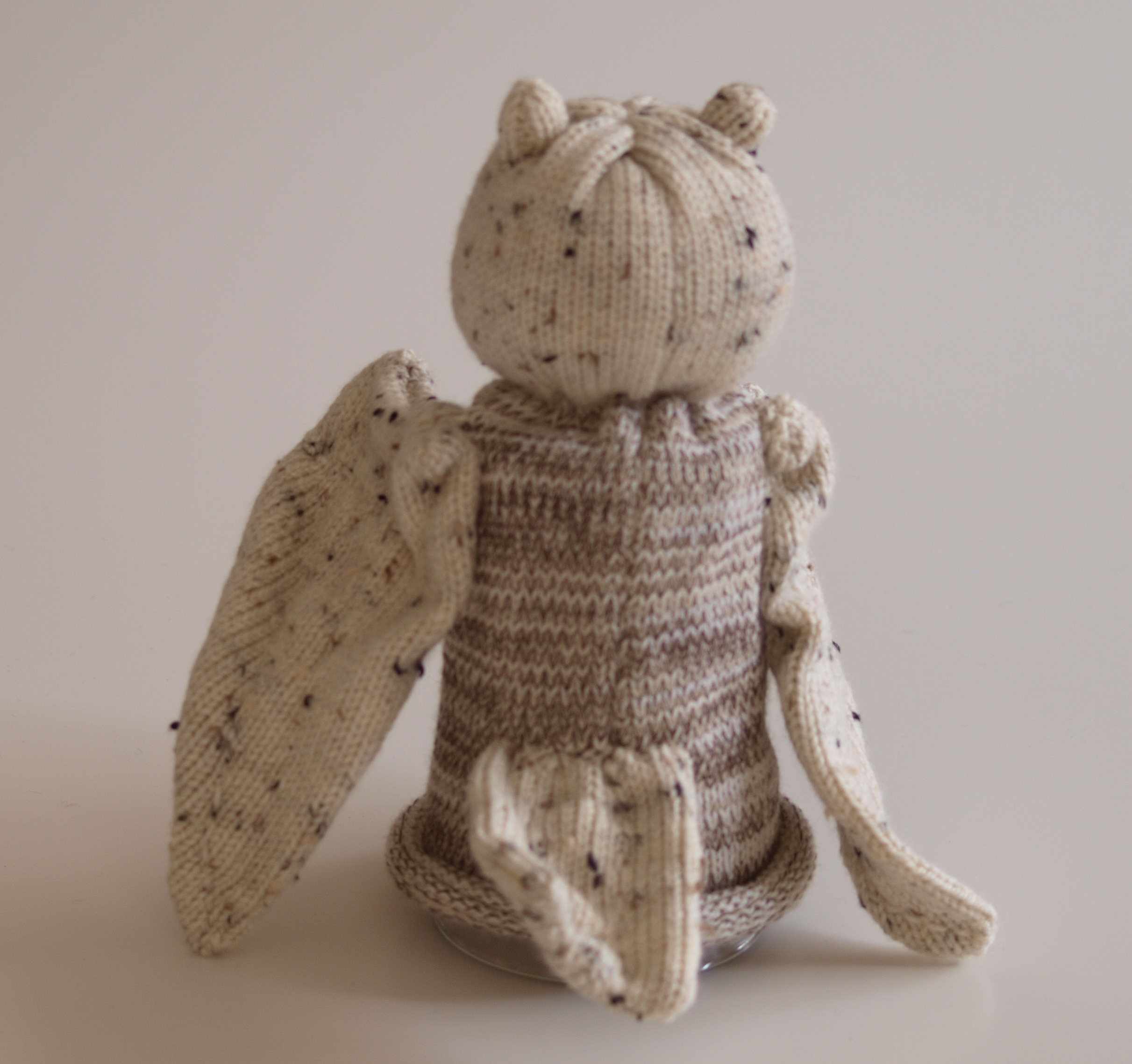 Handspielfigur Uhu von hinten