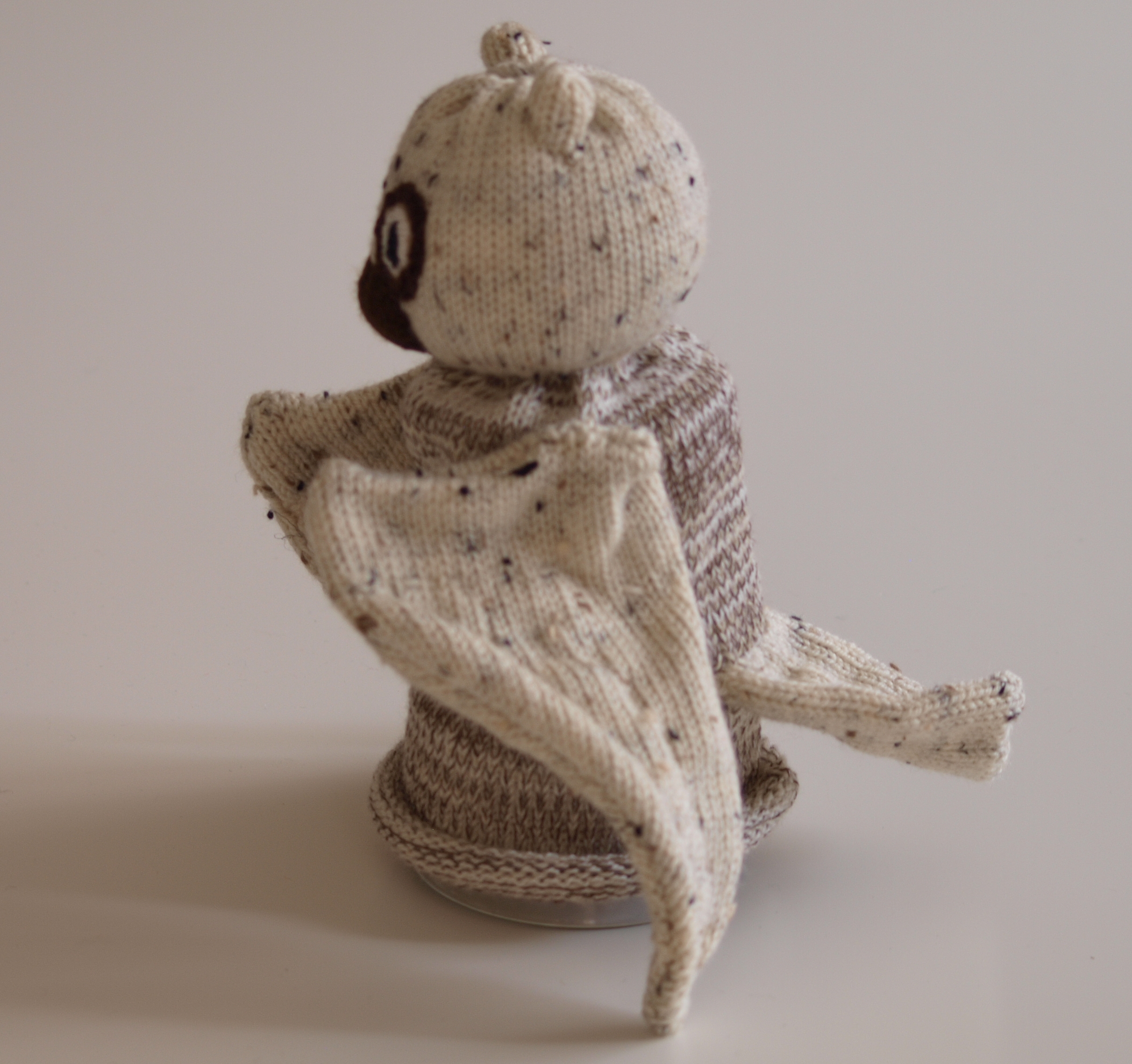 Handspielfigur Uhu von links