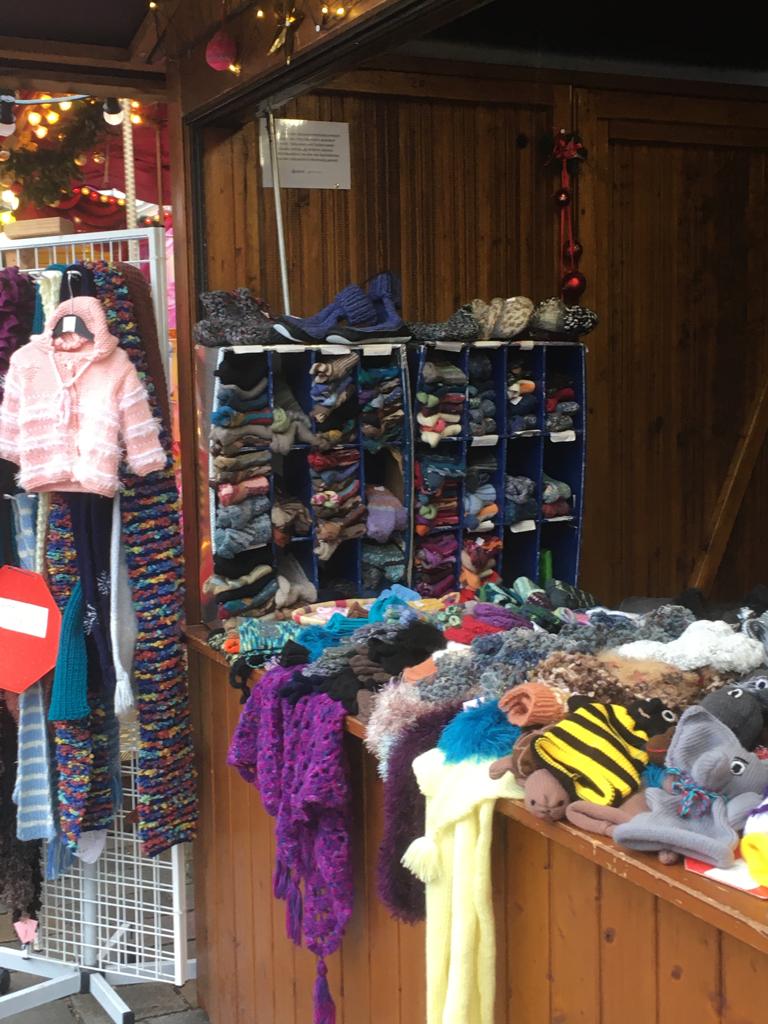 Mein Stand auf dem Weihnachtsmarkt in Pfaffenhofen - Socken Mützen und Schals