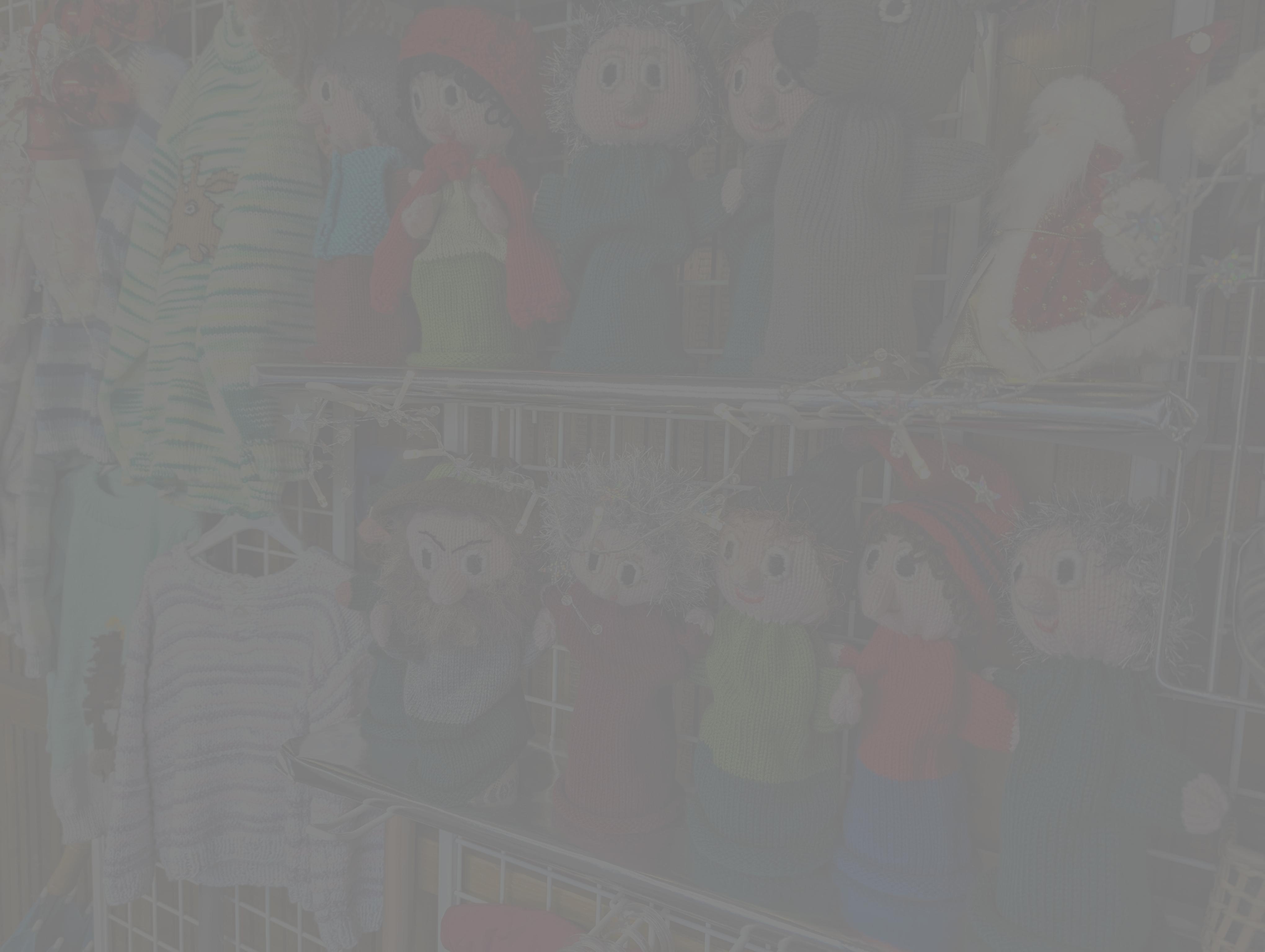 Verschiedene Handspielfiguren als Hintergrund