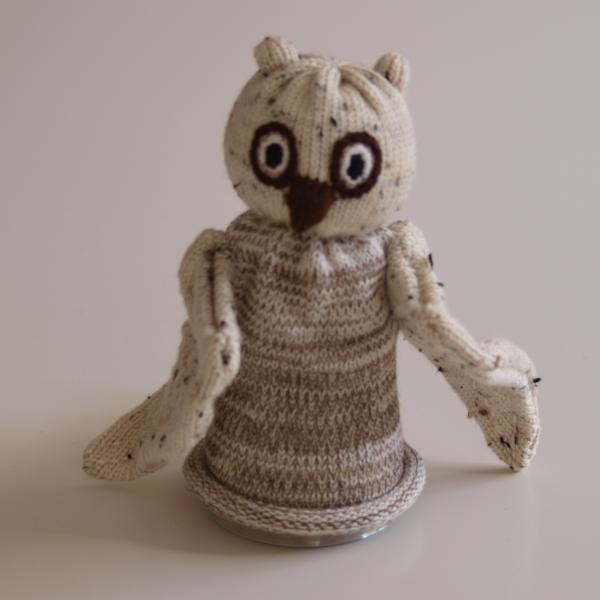 Handspielfigur Uhu von vorne