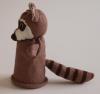 Handspielfigur Waschbär von links